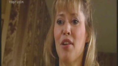 ក្បាល​ក្រហម​ដែល​មើល​ទៅ​ស្អាត​ត្រូវ​បាន​រន្ធ​ញី​របស់​នាង​ចេញ​ដោយ​មាន់​ខ្មៅ​ដ៏​ធំ